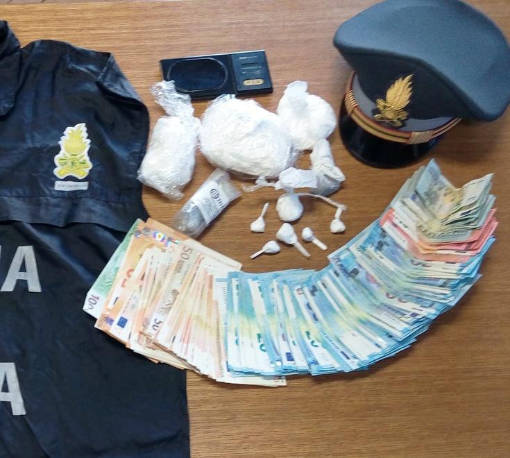 Arrestato un pusher con 4 etti di cocaina 