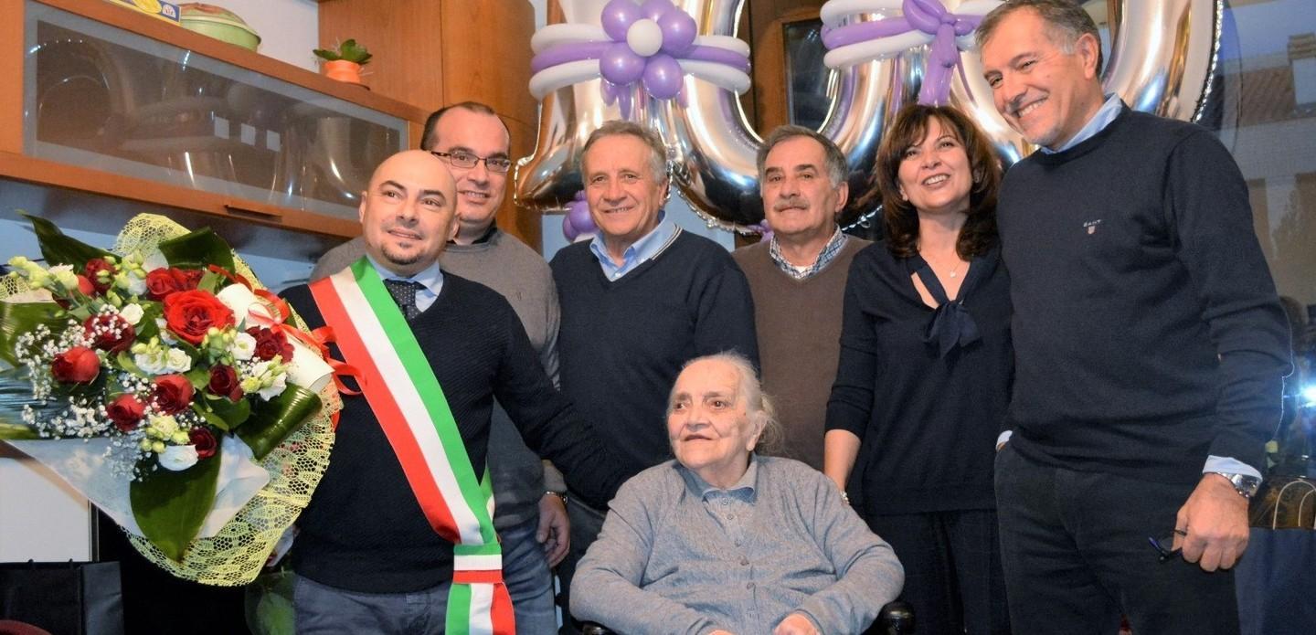 Fiori e auguri per il secolo di nonna Giola
