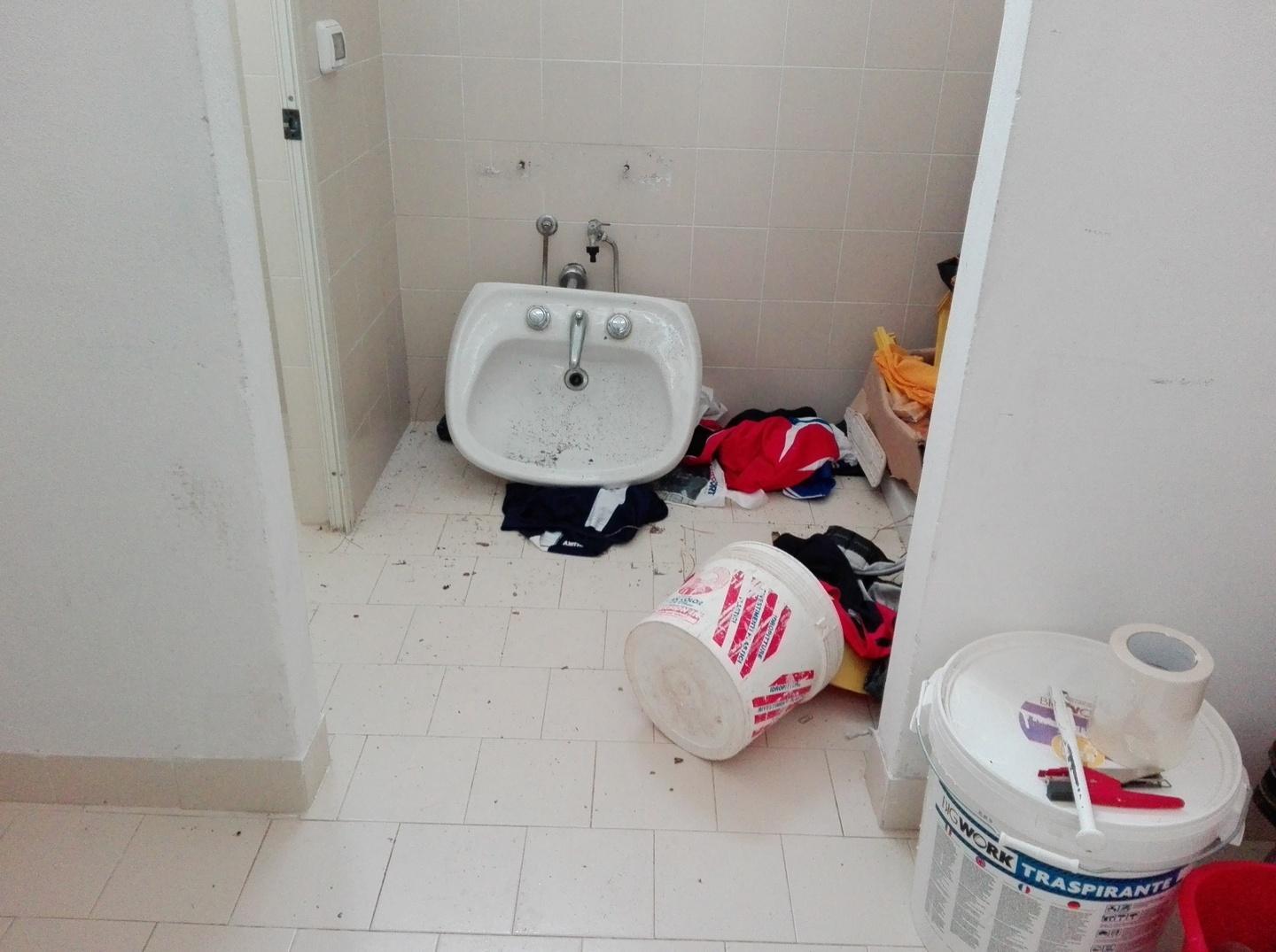 A Bonnanaro teppisti negli spogliatoi: ko lavandini e arredi 