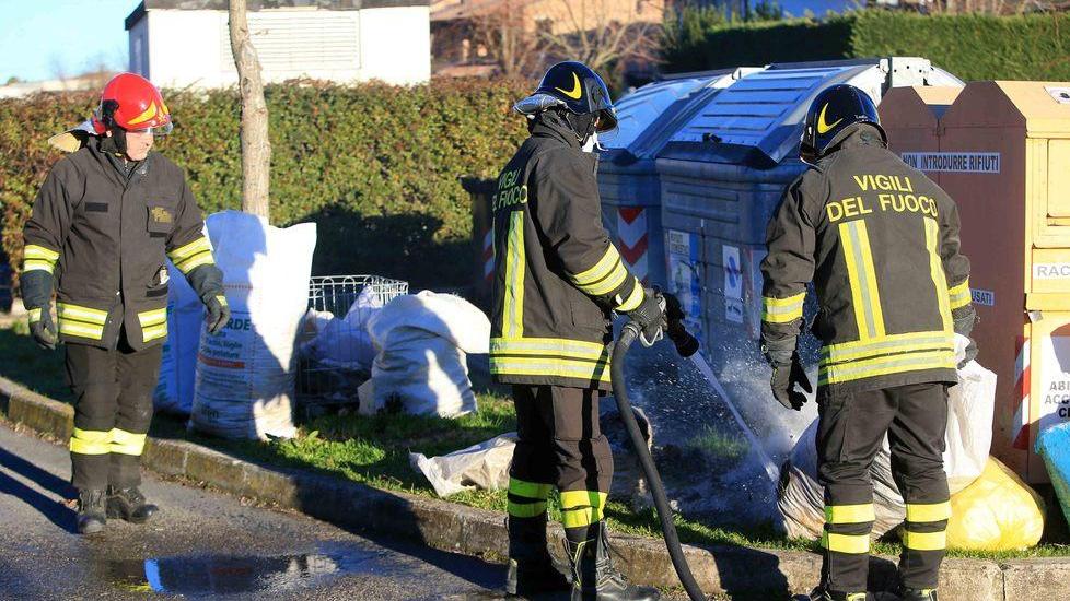 Cassonetti in fiamme per le braci