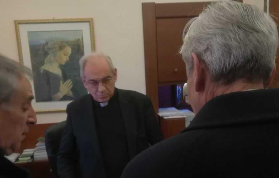 “No all’altare”: le firme al vescovo 