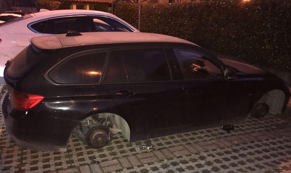 Auto saccheggiata davanti a casa 