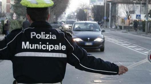 Traina un’auto con la bisarca senza permesso, multato
