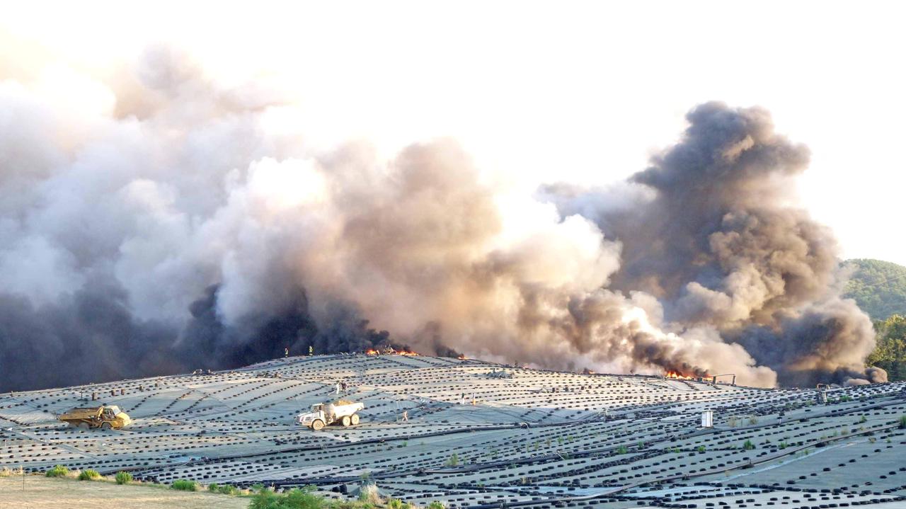 L'incendio alla discarica pistoiese del Cassero nel 2016