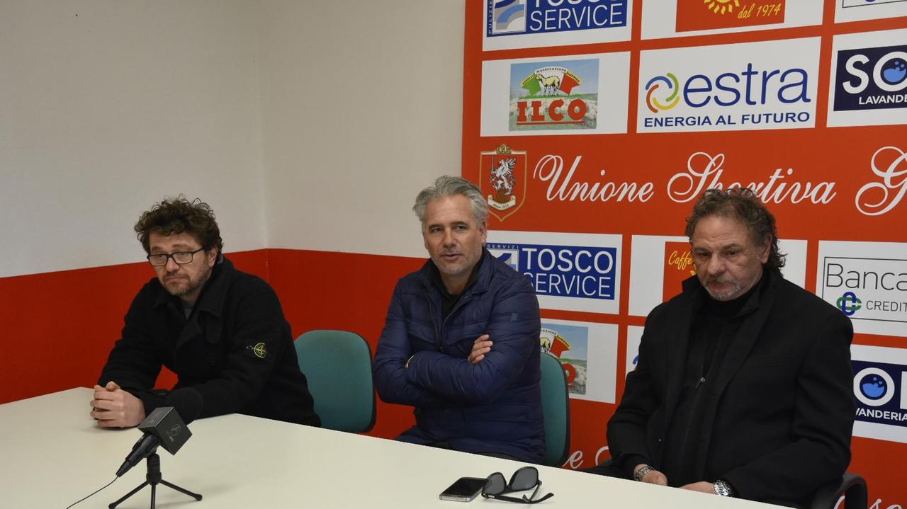 Andrea Danesi tra Simone Ceri e Mario Ceri durante la presentazione (foto Bf)