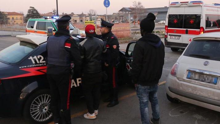 Accoltellato in pieno giorno in stazione a Reggio Emilia