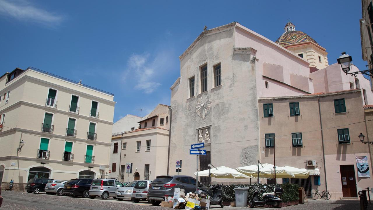 Aiuole e panchine in piazza Ginnasio: Alghero vecchia cambia look