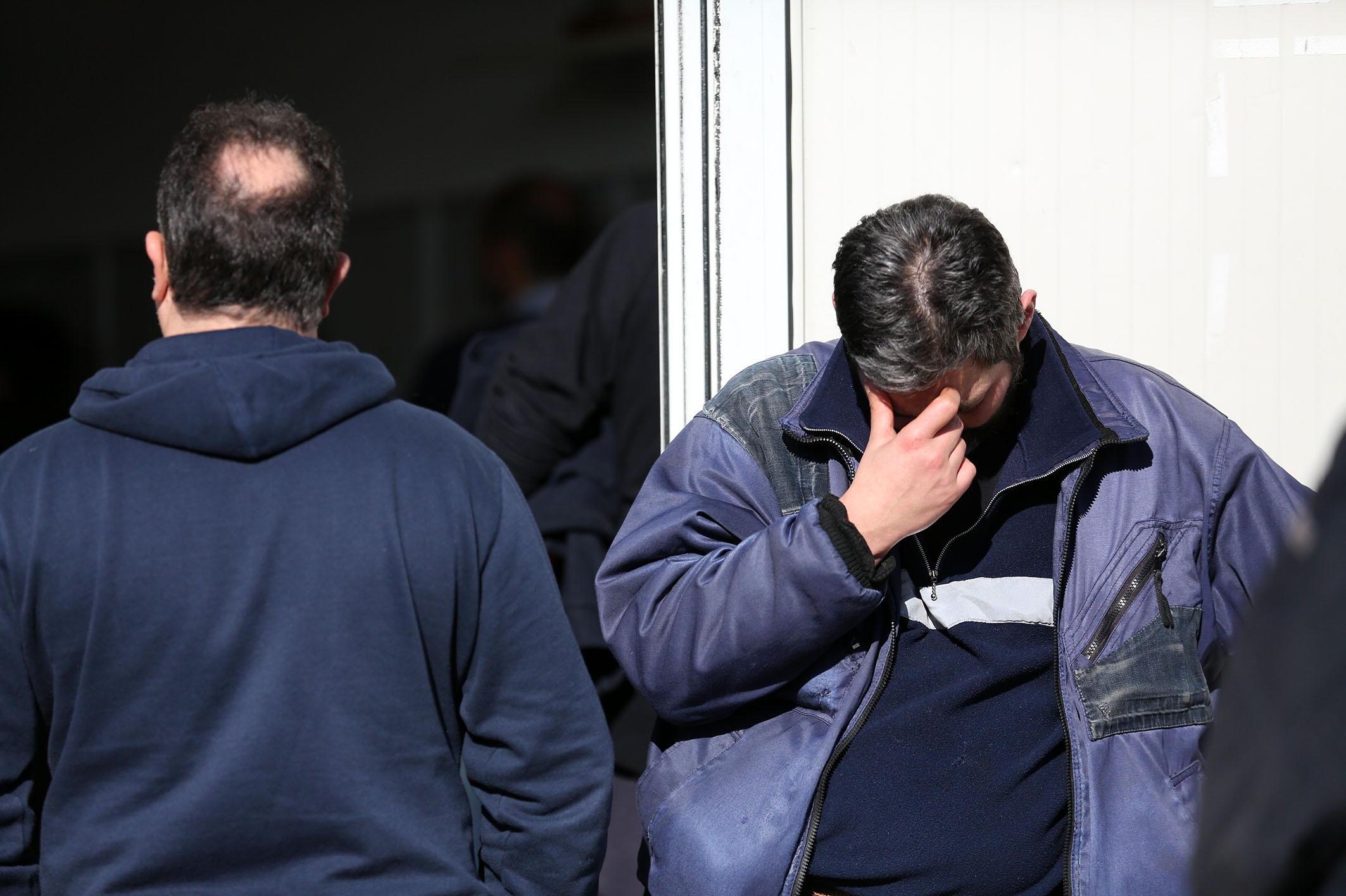 La preoccupazione di un lavoratore de La Falegnami (Foto Agenzia Carlo Sestini)