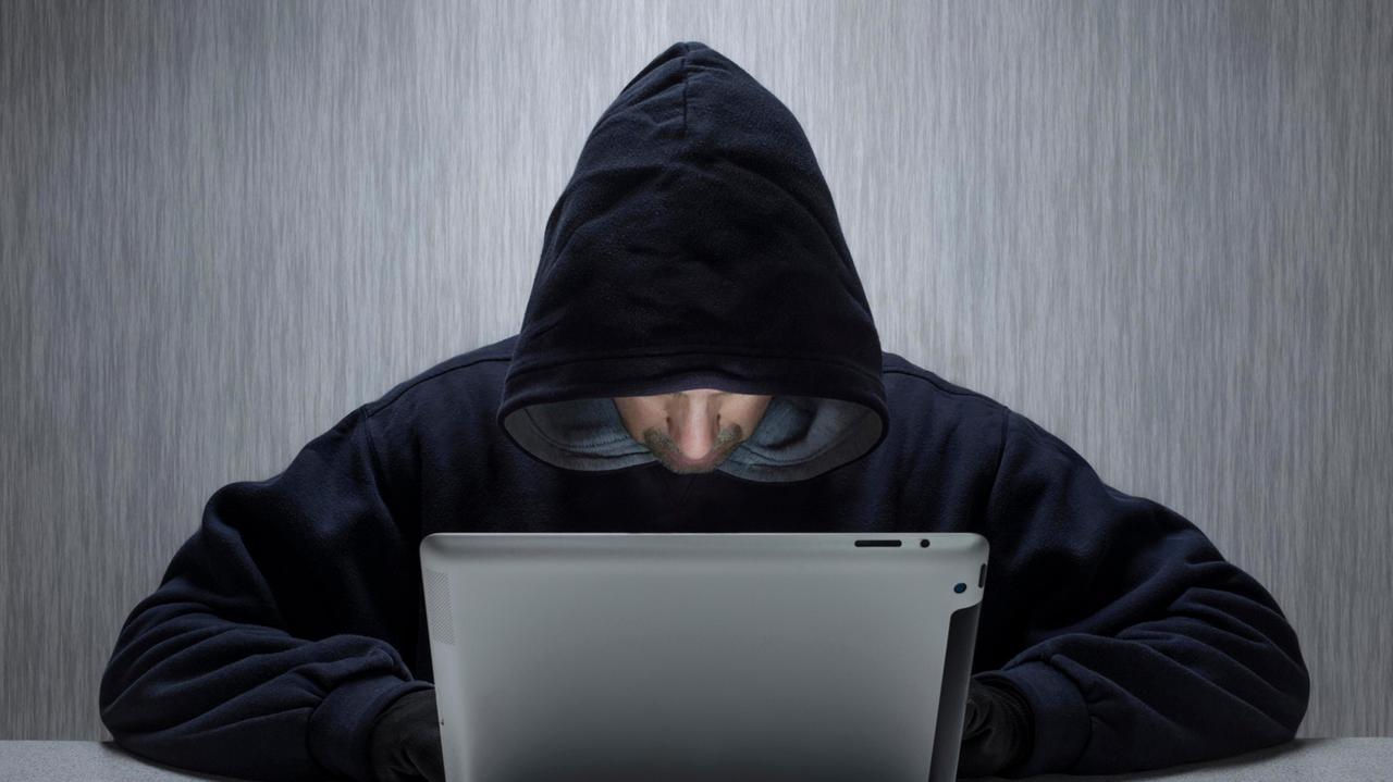 Reggio Emilia, adesca una 13enne online e la ricatta per avere foto di nudo: denunciato un 40enne