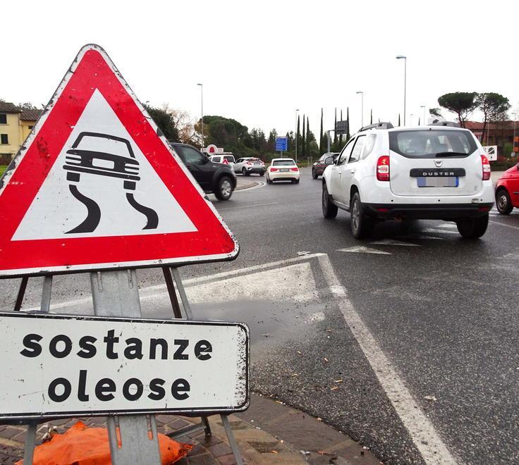 Rotatoria della Vergine arriva il nuovo asfalto 