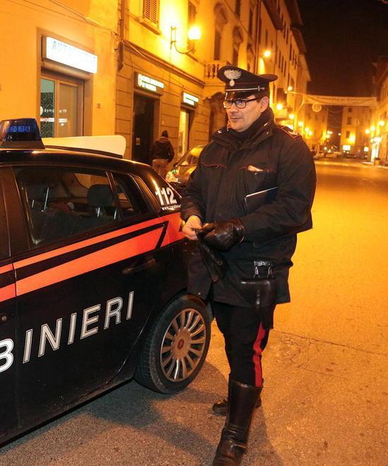 Svegliati e rapinati dai banditi con la pistola 