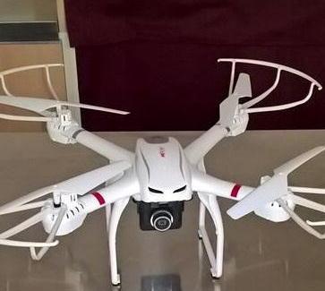 Cercasi padrone del drone smarrito al campo di calcio 