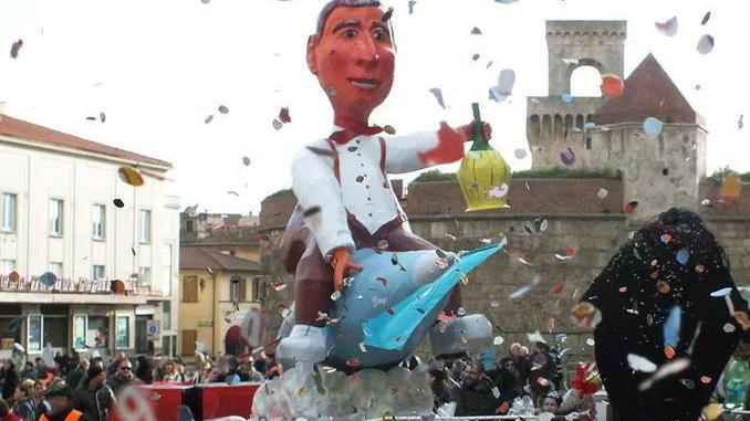 Le sfilate e Cicciolo Il centro in maschera con giochi e feste