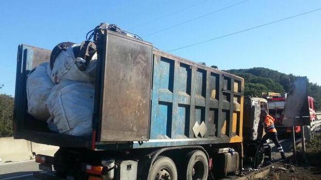 Rifiuti pericolosi a fuoco sul tir «Nessun danno all’ambiente»