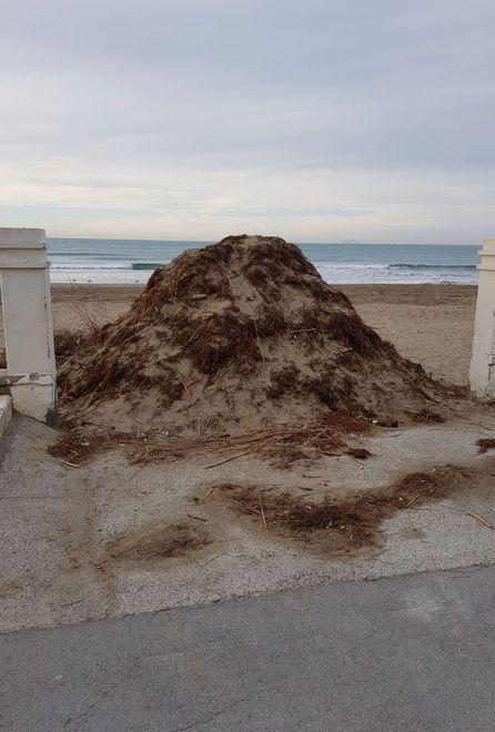 Castiglione della Pescaia Fi: «C’è un monte in spiaggia»