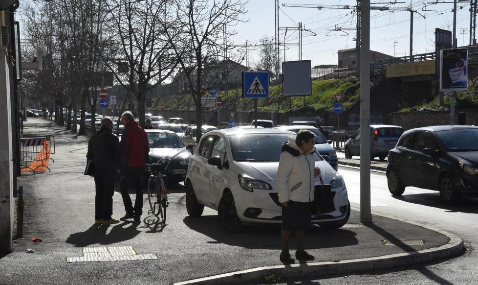 Tamponamento tra tre auto, due ferite