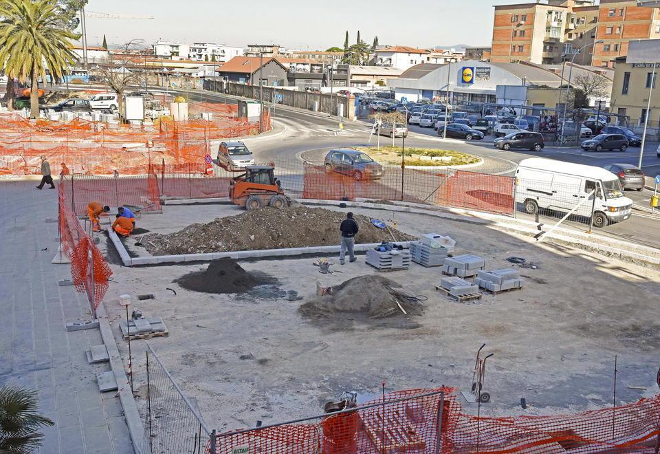 Lo stato dei lavori nel piazzale della stazione lo scorso 23 novembre (foto Agenzia Bf)