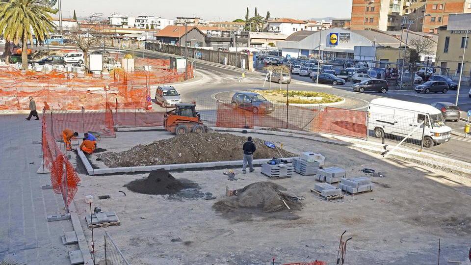 Lo stato dei lavori nel piazzale della stazione lo scorso 23 novembre (foto Agenzia Bf)