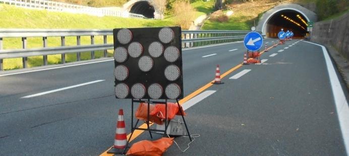 Al lavoro sulla A10 lo investe un tir: solo una gamba rotta 