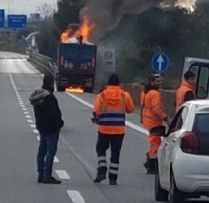 Rifiuti pericolosi a fuoco sul tir 