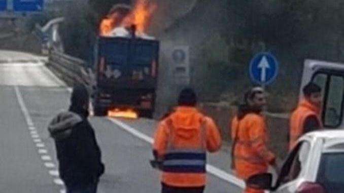 Rifiuti pericolosi a fuoco sul tir