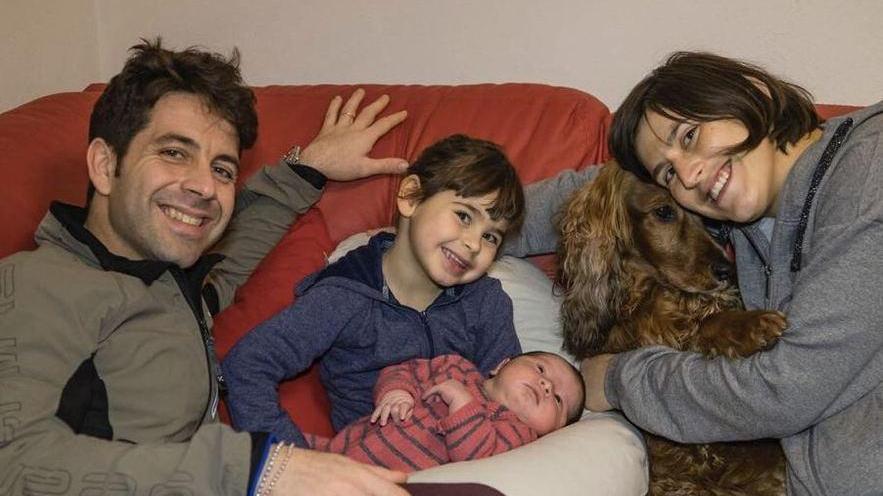 Partorisce bimbo di 5 chili «Grazie al nostro ospedale»