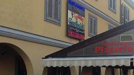 Ruba in pizzeria, ripreso dalla telecamera