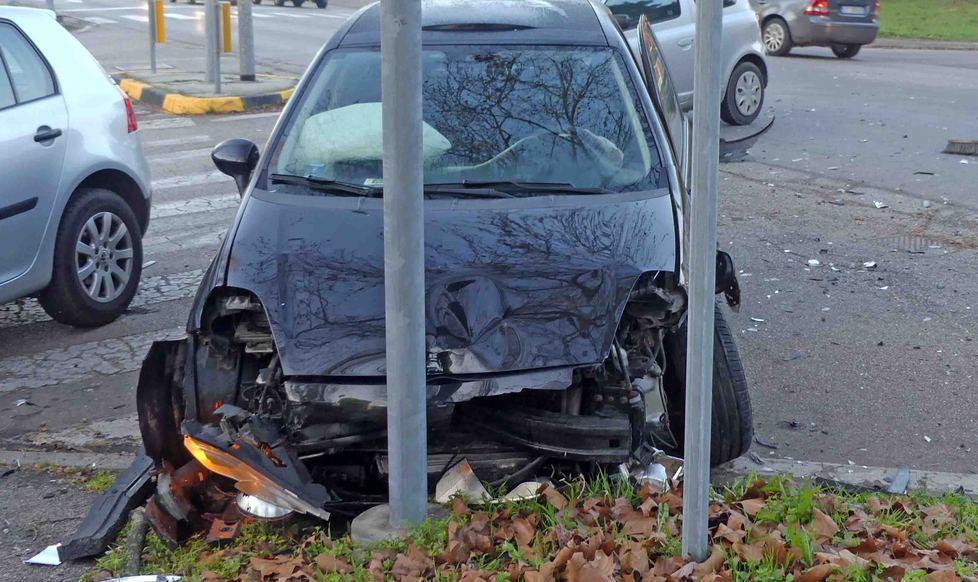 Scontro, tre auto distrutte e disagi alla circolazione 