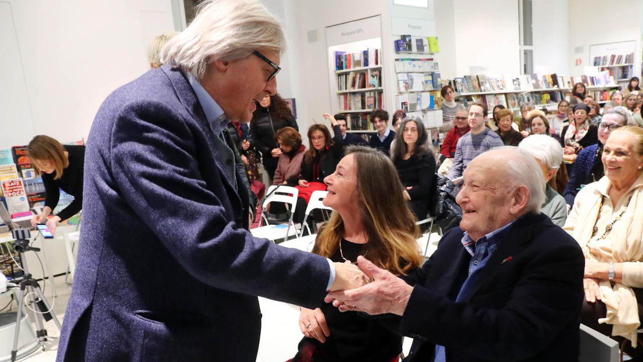 Vittorio Sgarbi salua il papà Giuseppe "Nino"