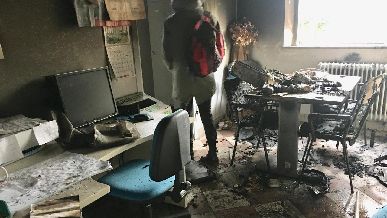 La stanza degli insegnanti completamente distrutta (Foto Franco Silvi)