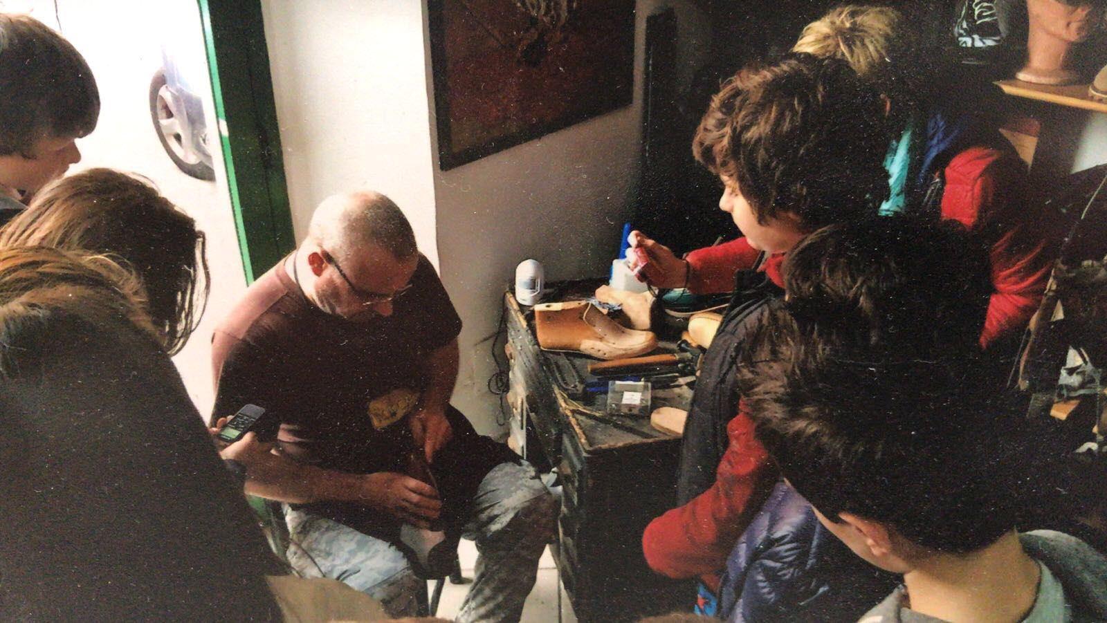 Stefano Del Fà durante uno dei laboratori organizzato con le scuole elementari 