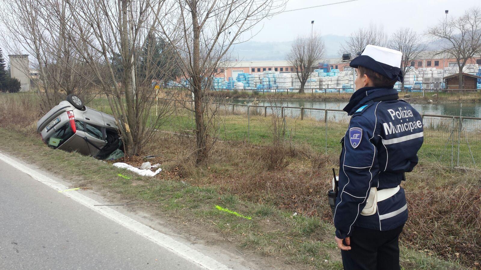 Roteglia, auto cappotta e finisce contro un albero: un morto
