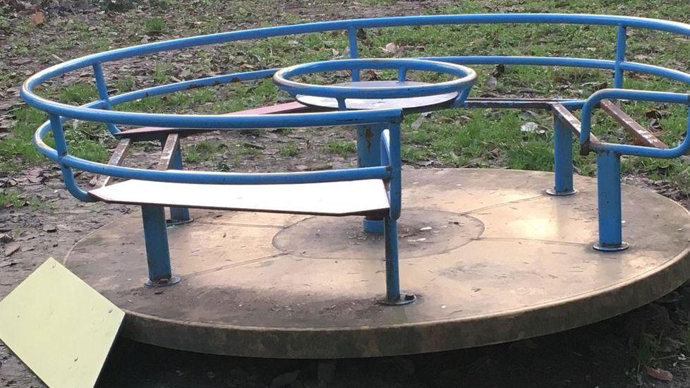 Reggio Emilia, «Il parco di Rosta Nuova è una discarica, ma il Comune tace»
