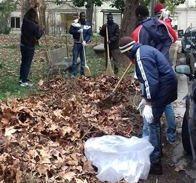 I profughi aiutano il Comune per la pulizia di via Roma