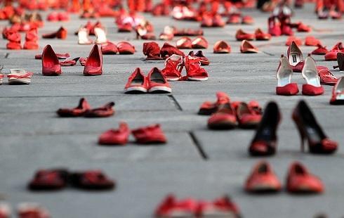 Acido contro la fidanzata giovane patteggia due anni 