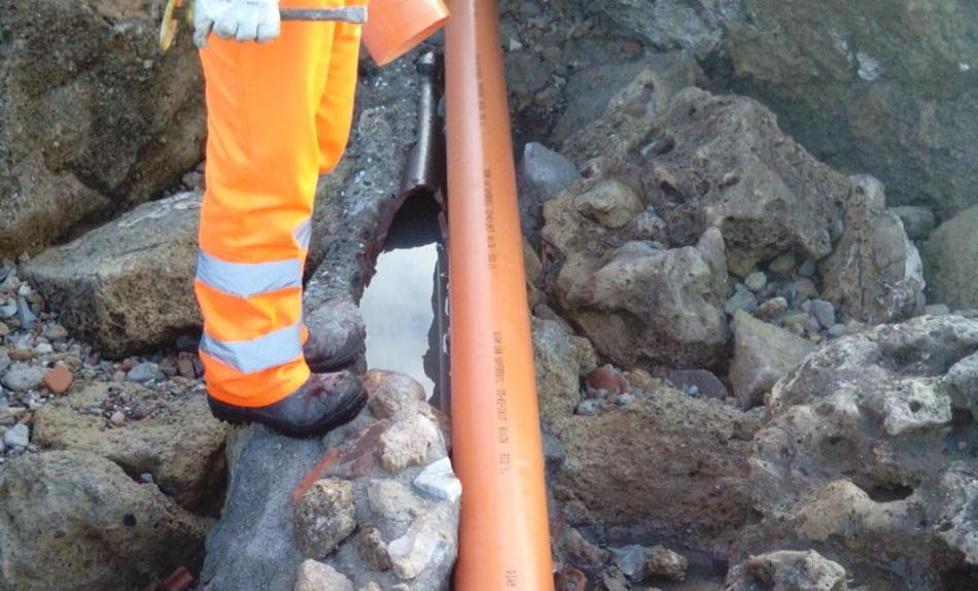 Tubo rotto dalla mareggiata «Lavori fermati dal vento»