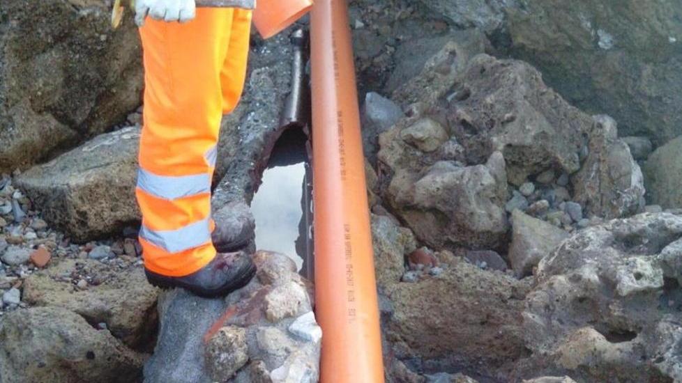 Tubo rotto dalla mareggiata «Lavori fermati dal vento»