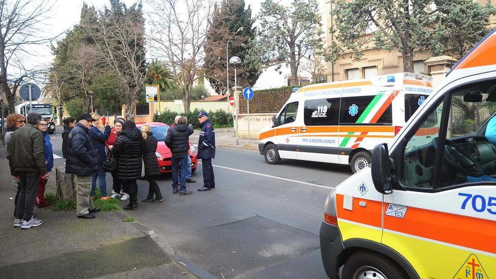 Investita da un’auto sulle strisce
