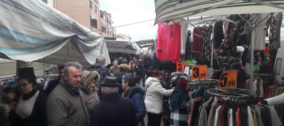 I negozianti si spaccano sul trasloco dei banchi 