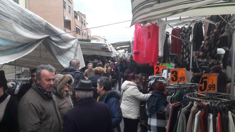 I negozianti si spaccano sul trasloco dei banchi