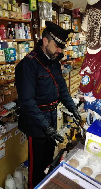 In tre distraggono il titolare e rubano 600 euro in contanti
