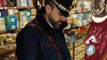 In tre distraggono il titolare e rubano 600 euro in contanti