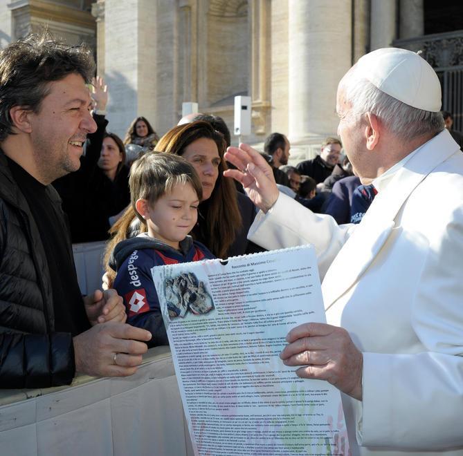 Alluvione, papa Francesco stringe il calendario dei bimbi motosi e saluta Livorno 