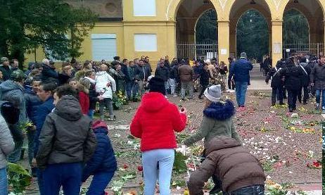 Un manto di fiori per il funerale 