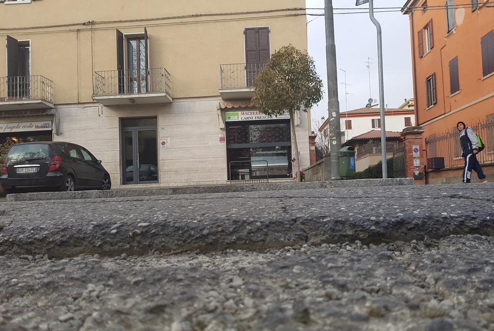Buche e “scalini” pericolosi sulle vie Giardini e Corassori