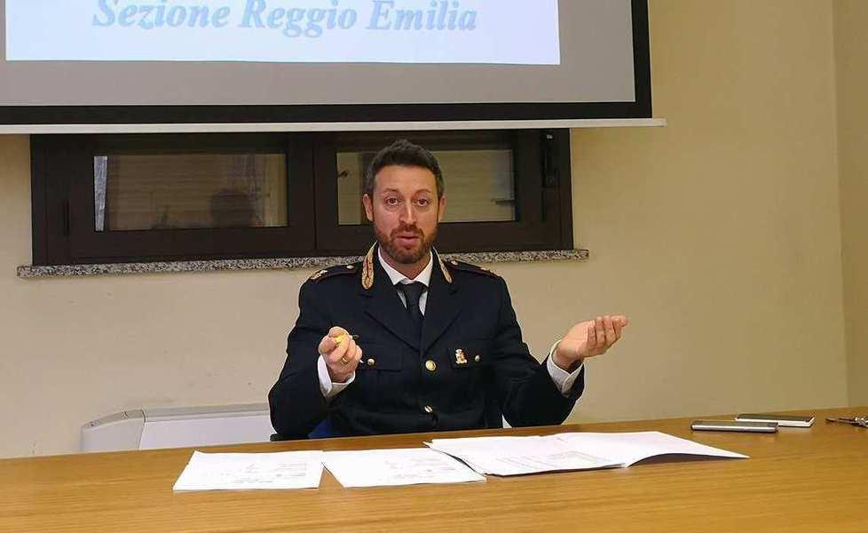 Reggio Emilia, la guerra della Stradale contro il cellulare alla guida 