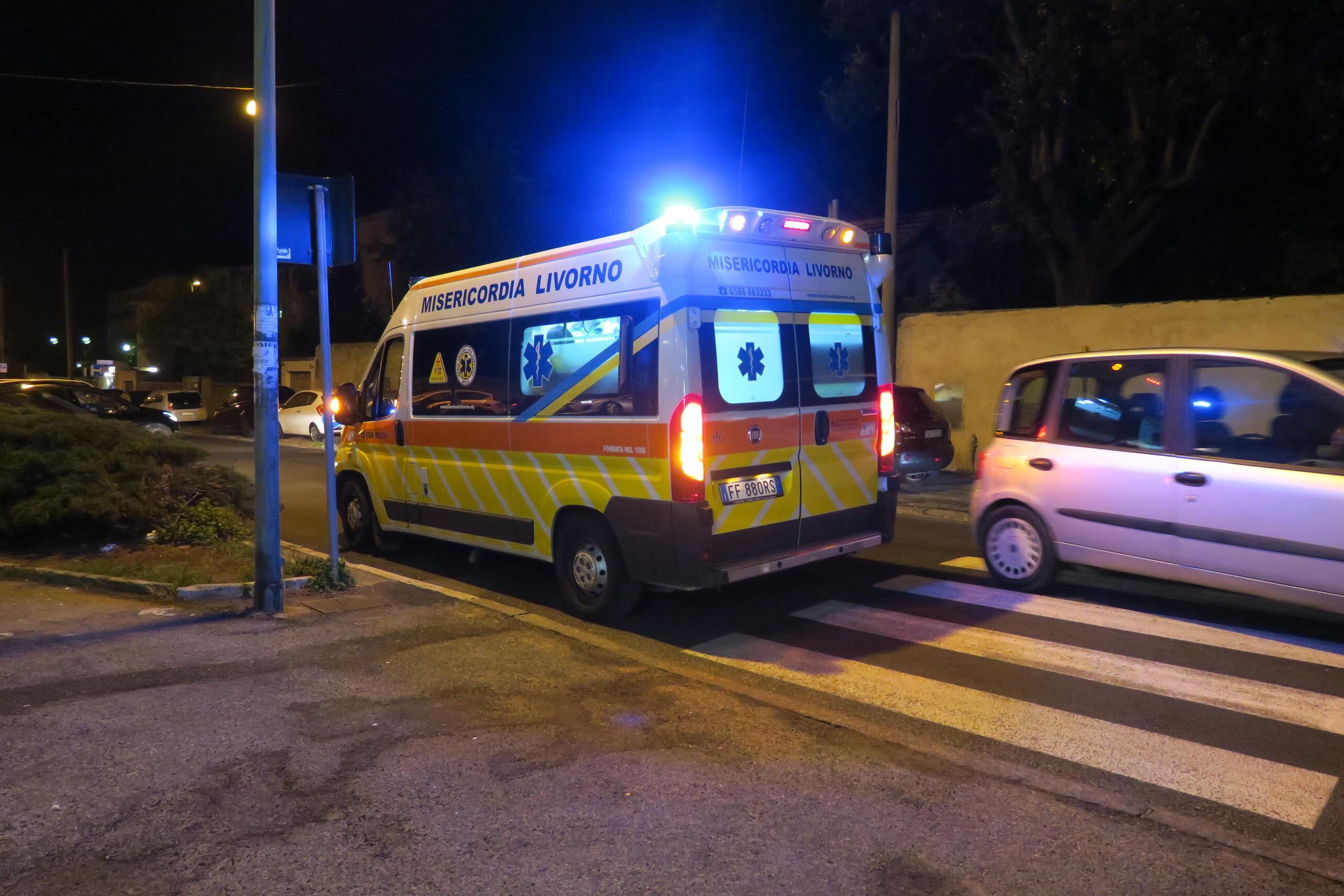 Auto pirata investe donna con il passeggino sulle strisce 