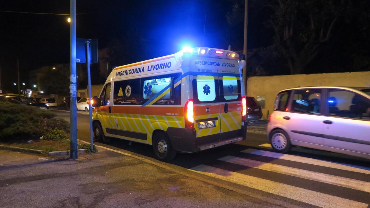 Auto pirata investe donna con il passeggino sulle strisce