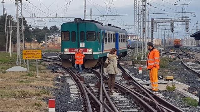 Il convoglio fermo davanti alla stazione di Grosseto