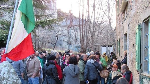 Il borgo di Magrignana saluta il ritorno del sole sulla guglia della chiesa